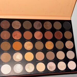 Eyeshadow Palette with Gold and Brown Shades